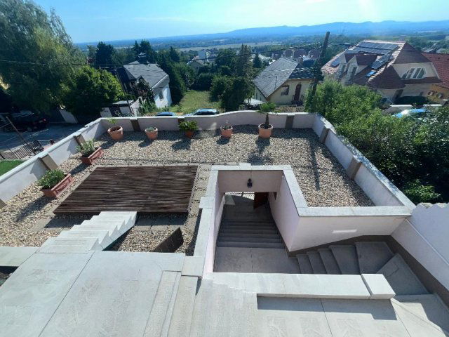 Eladó családi ház, Csömörön 349.9 M Ft, 6 szobás