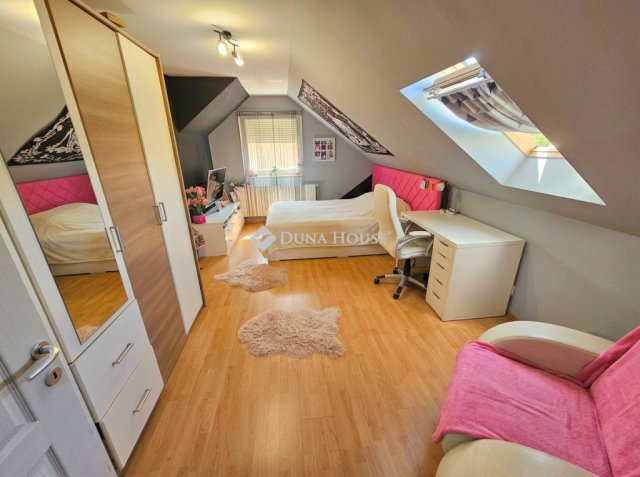 Eladó családi ház, Vecsésen 134.9 M Ft, 5 szobás
