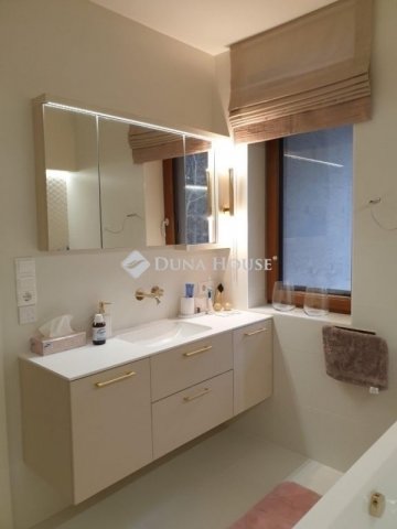 Eladó családi ház, Kecskeméten 379 M Ft, 10 szobás