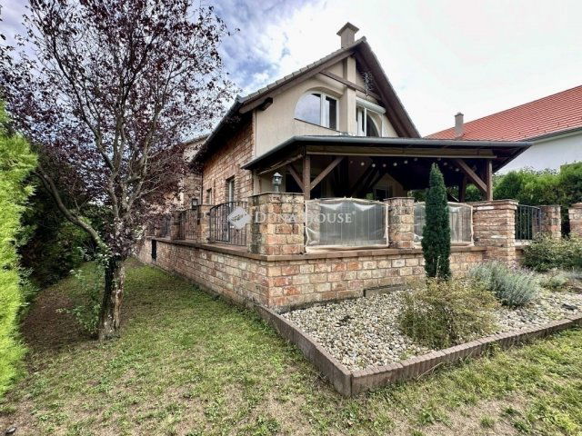 Eladó családi ház, Pécsett 280 M Ft, 9 szobás