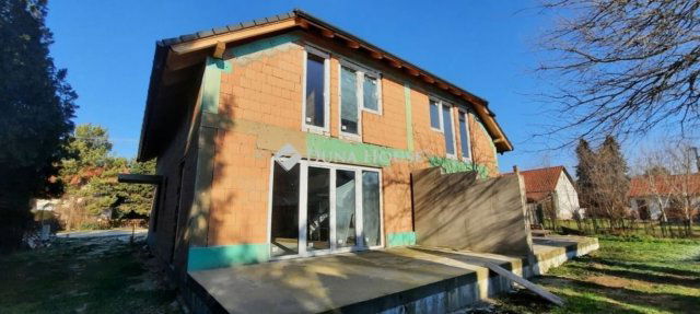 Eladó ikerház, Kápolnásnyéken 118.6 M Ft, 1+4 szobás