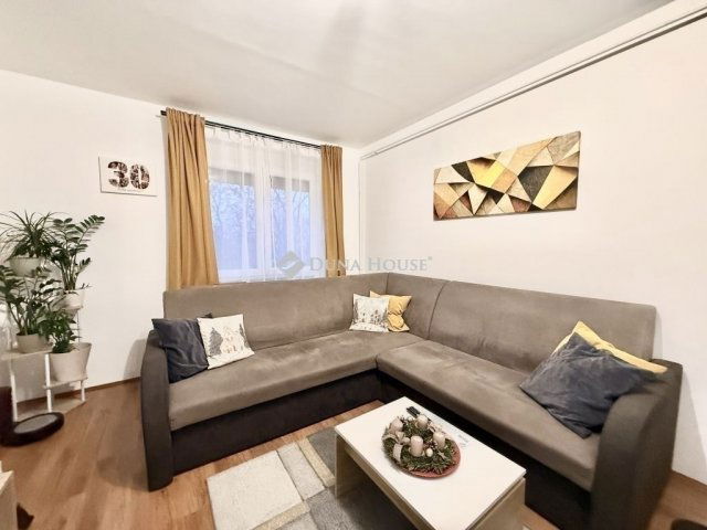 Eladó panellakás, Pécsett 48.9 M Ft, 4 szobás