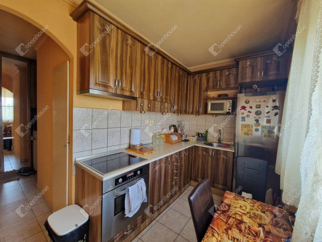 Eladó panellakás, Komáromban 35 M Ft, 2 szobás