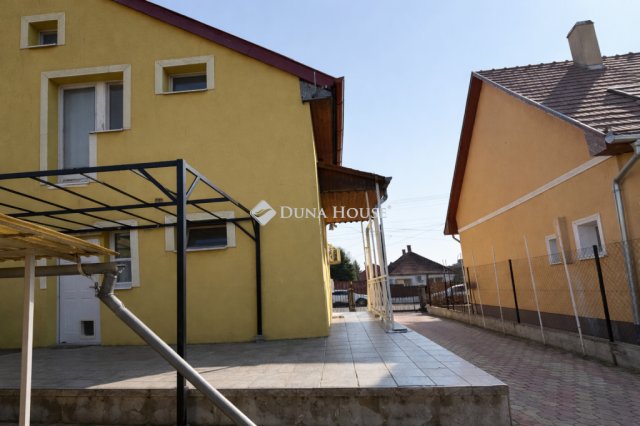 Eladó családi ház, Felsőpakonyban 78.8 M Ft, 4 szobás