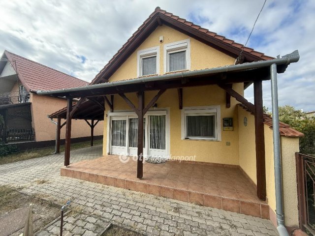 Eladó nyaraló, Tiszakécskén 52 M Ft, 3 szobás