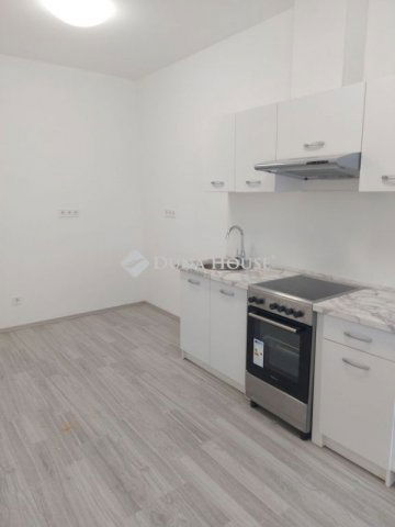 Eladó téglalakás, Kiskőrösön 40 M Ft, 1 szobás