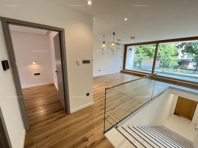 Eladó téglalakás, Siófokon 81 M Ft, 2 szobás