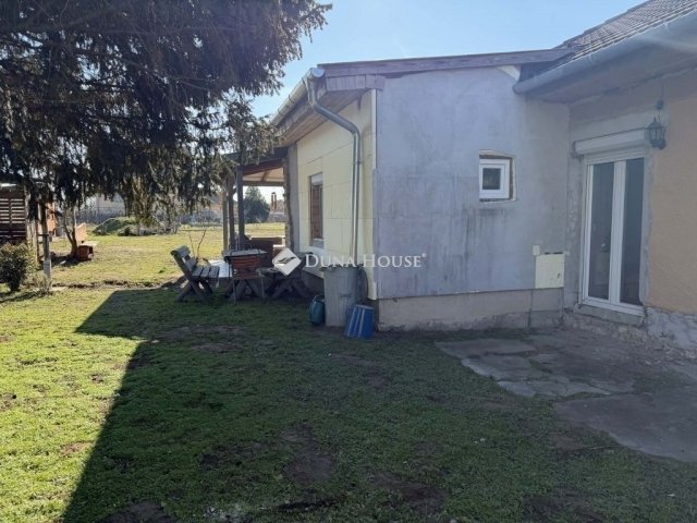 Eladó családi ház, Dánszentmiklóson 49.9 M Ft, 2 szobás