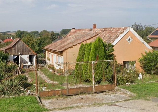 Eladó családi ház, Ajkán 20 M Ft, 3 szobás
