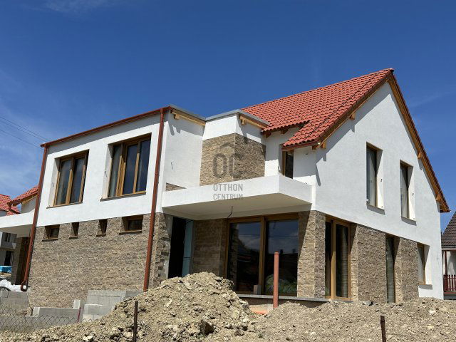 Eladó ikerház, Balatonfüreden 178.84 M Ft, 5 szobás