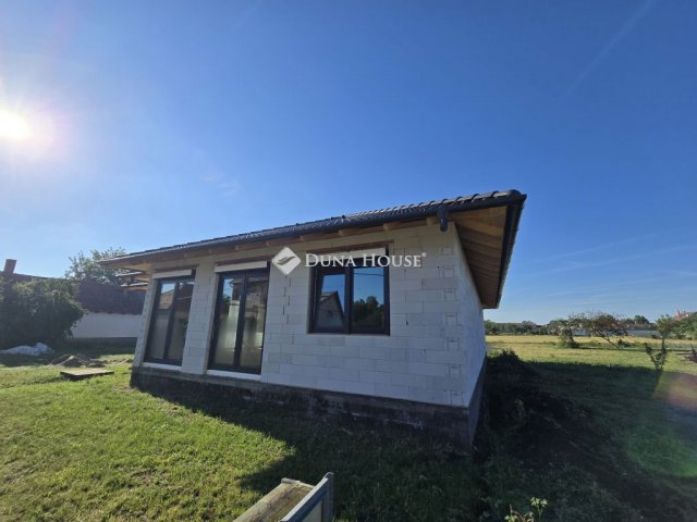 Eladó családi ház, Sárbogárdon 71.999 M Ft, 5 szobás