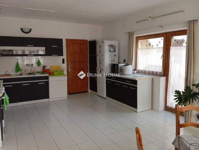 Eladó családi ház, Kiskunlacházán 85 M Ft, 5 szobás