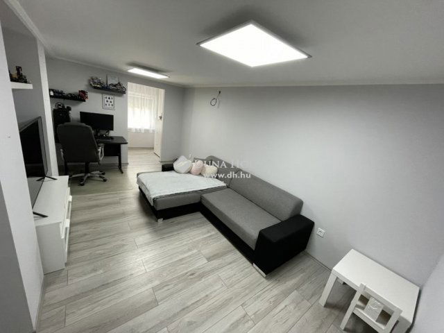 Eladó családi ház, Pécsett 109 M Ft, 6 szobás