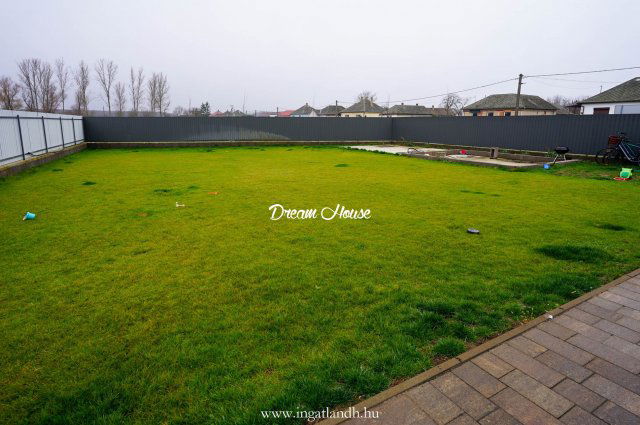 Eladó ikerház, Sényőn 79.5 M Ft, 4 szobás