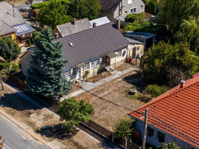 Eladó családi ház, Csákváron 35 M Ft, 3 szobás
