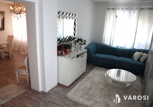 Eladó családi ház, Balatonakarattyán 100 M Ft, 2 szobás