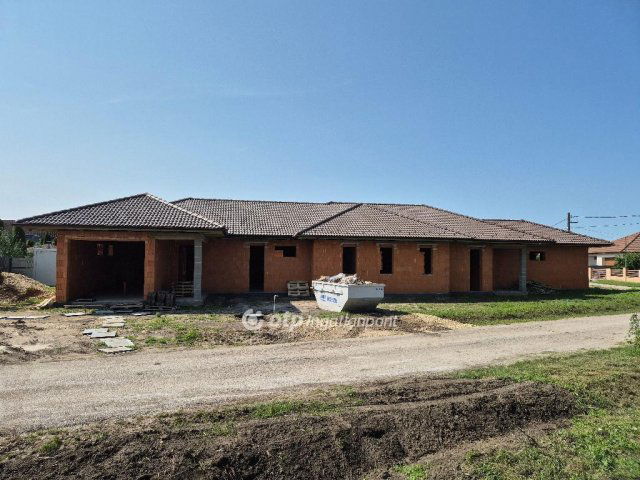 Eladó ikerház, Kistokajon 100 M Ft, 3 szobás