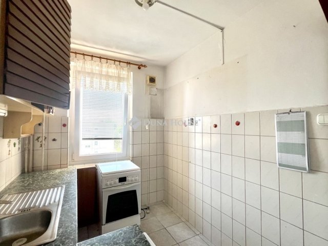 Eladó panellakás, Veszprémben 62.999 M Ft, 4 szobás