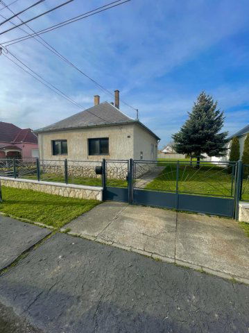 Eladó családi ház, Komáromban 52 M Ft, 3 szobás