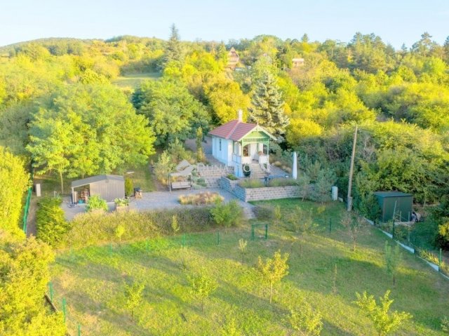 Eladó családi ház, Esztergomban 99 M Ft, 2 szobás