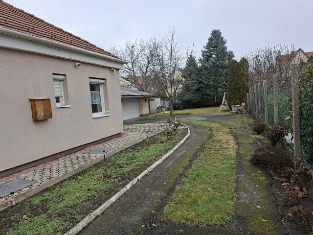 Eladó családi ház, Győrött 79.5 M Ft, 2+1 szobás