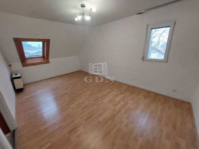 Eladó téglalakás, Keszthelyen 56.5 M Ft, 4 szobás