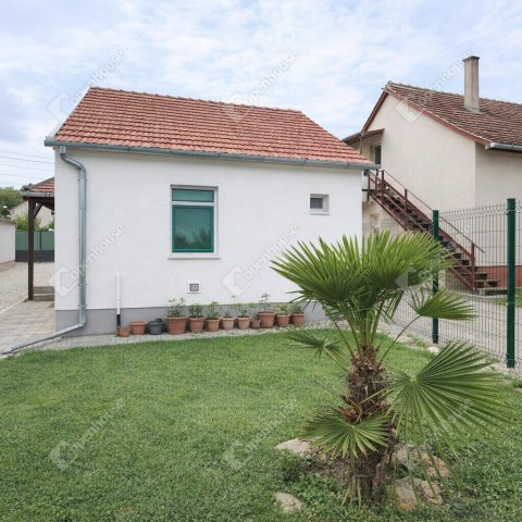 Eladó családi ház, Szegeden 65 M Ft, 1 szobás