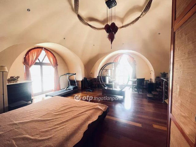 Eladó téglalakás, Budapesten, VI. kerületben 129 M Ft, 2 szobás