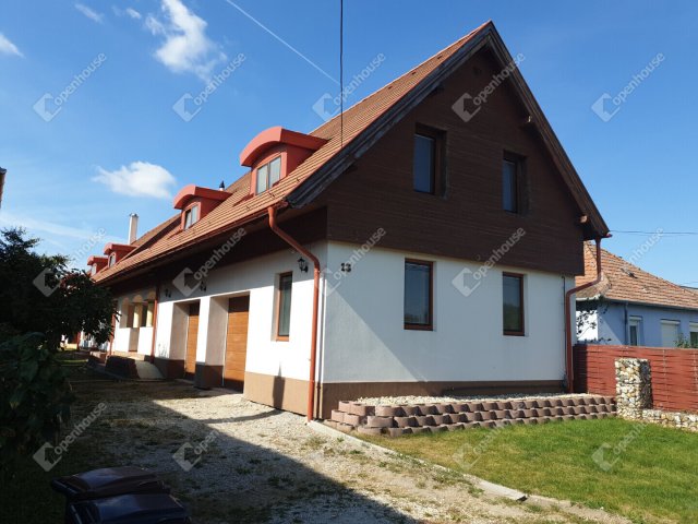 Eladó családi ház, Győrött 195 M Ft, 10 szobás