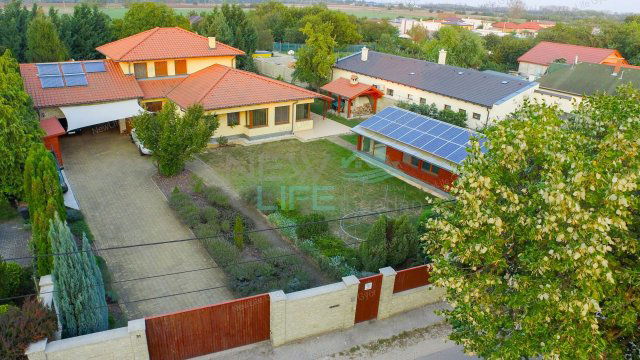 Eladó családi ház, Győrött 299 M Ft, 6 szobás