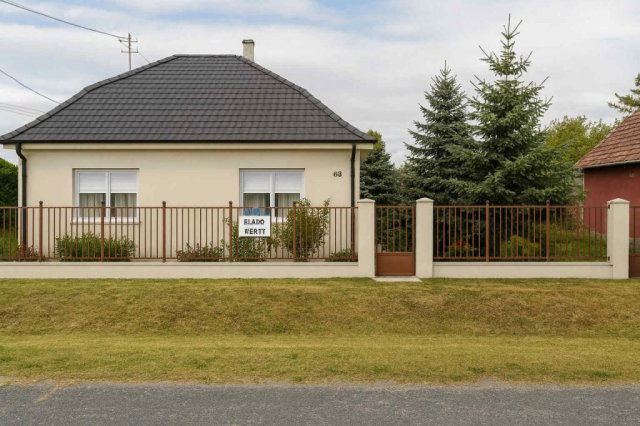 Eladó családi ház, Péren 47.9 M Ft, 2 szobás