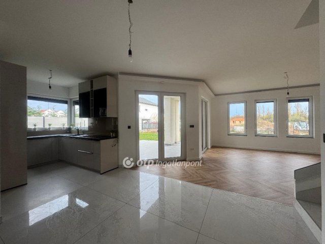 Eladó sorház, Velencén 198 M Ft, 5 szobás / költözzbe.hu