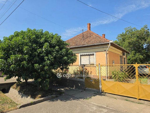 Eladó családi ház, Kisújszálláson 30 M Ft, 2+1 szobás
