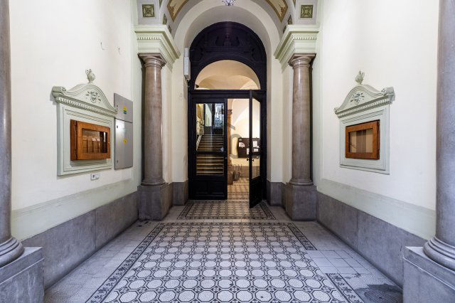 Eladó téglalakás, Budapesten, V. kerületben, Báthory utcában