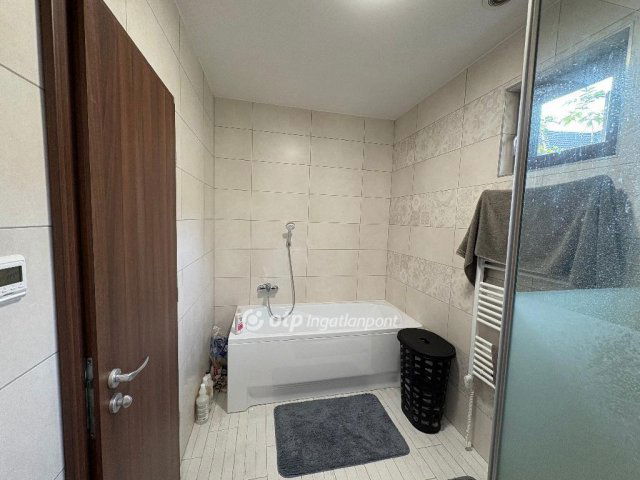 Eladó családi ház, Gombán 199.9 M Ft, 4 szobás