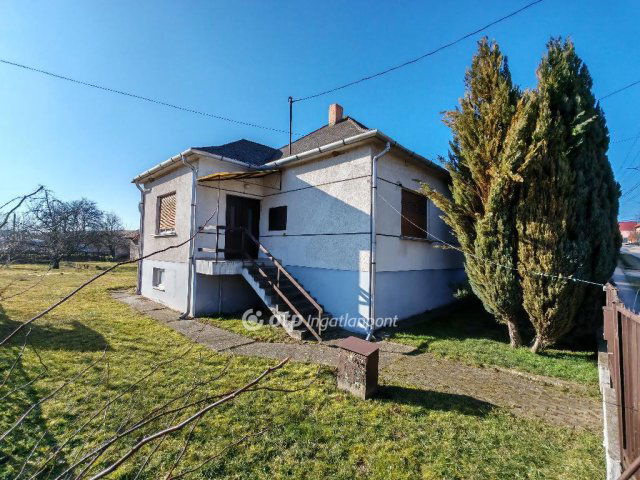 Eladó családi ház, Szomoron 59 M Ft, 3 szobás
