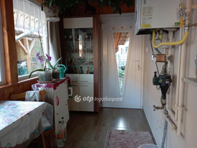 Eladó családi ház, Majson 20 M Ft, 2 szobás