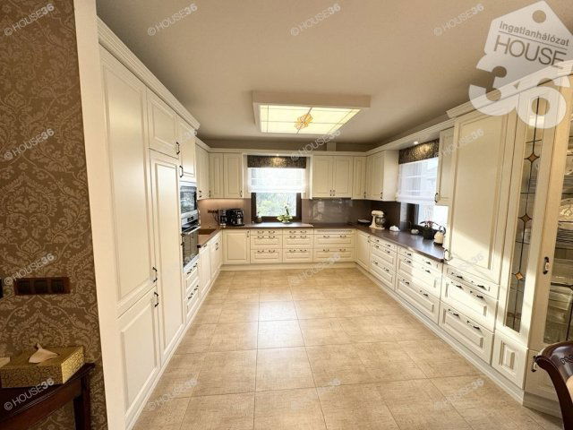 Eladó családi ház, Kecskeméten 340 M Ft, 5 szobás