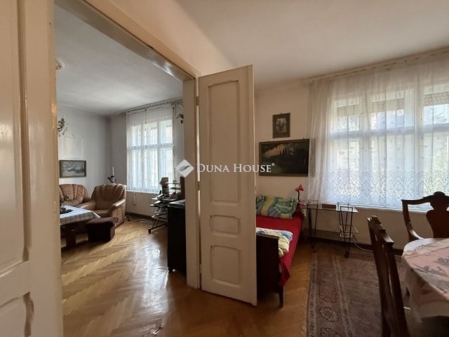 Eladó családi ház, Pécsett 79.9 M Ft, 5 szobás