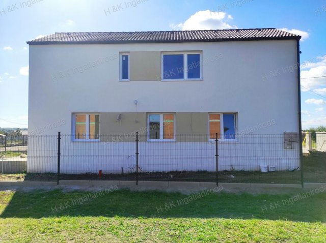 Eladó ikerház, Vácrátóton 99.9 M Ft, 5 szobás