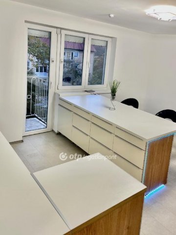 Eladó téglalakás, Komlón 35.4 M Ft, 2 szobás