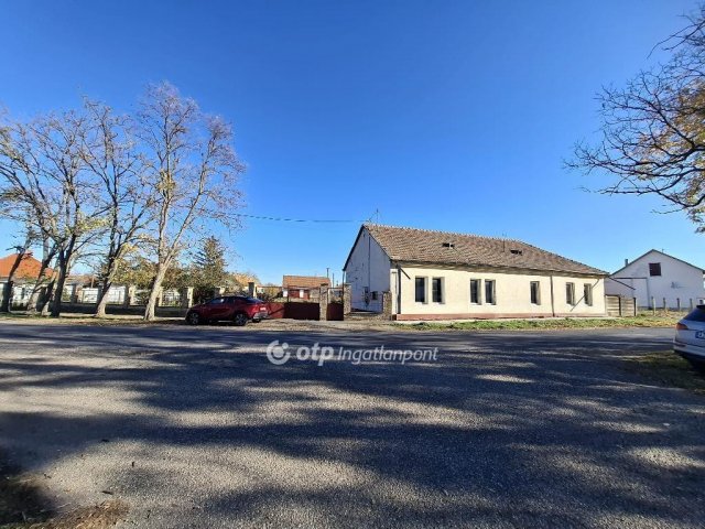Eladó családi ház, Hencidán 18 M Ft, 5 szobás