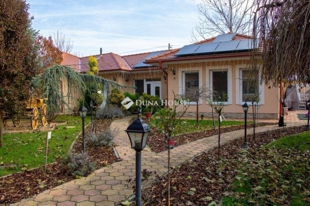 Eladó családi ház, Szegeden 409 M Ft, 6 szobás
