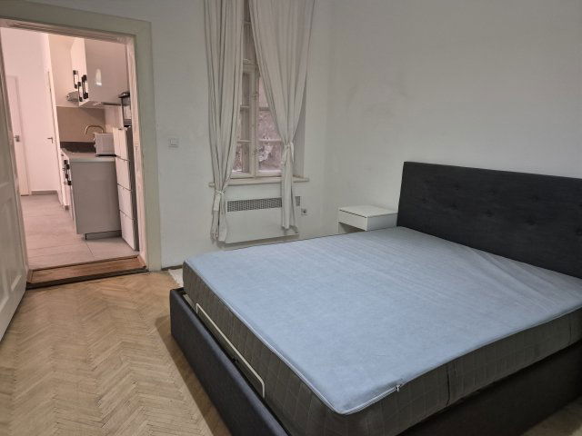 Eladó téglalakás, Budapesten, VII. kerületben, Klauzál téren