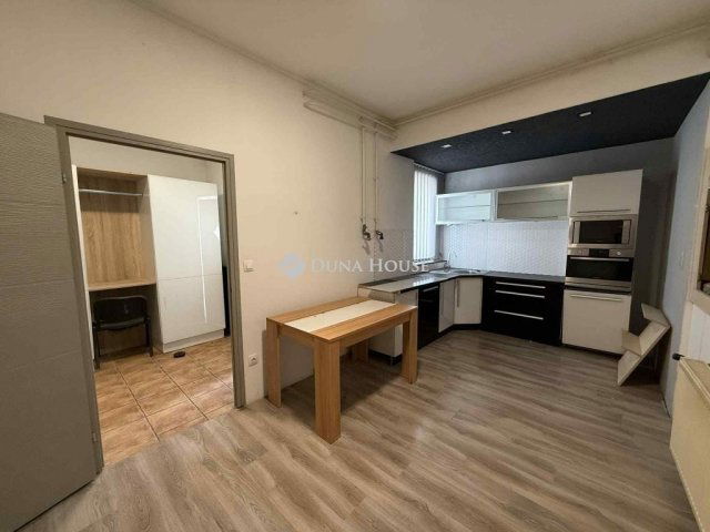 Eladó családi ház, Kecskeméten 100 M Ft, 2 szobás