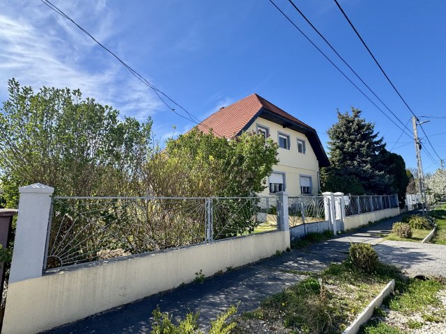 Eladó családi ház, Keszthelyen 89 M Ft, 7 szobás