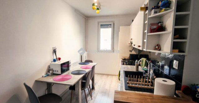 Eladó panellakás, Pécsett, Radnóti Miklós utcában 51.99 M Ft