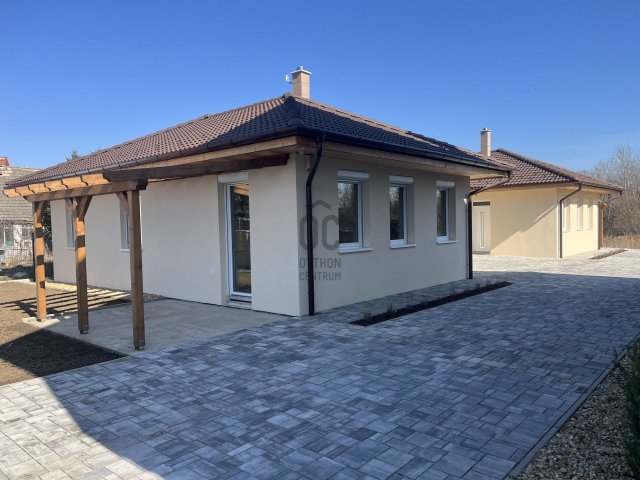 Eladó ikerház, Dunaföldváron 84.9 M Ft, 2 szobás