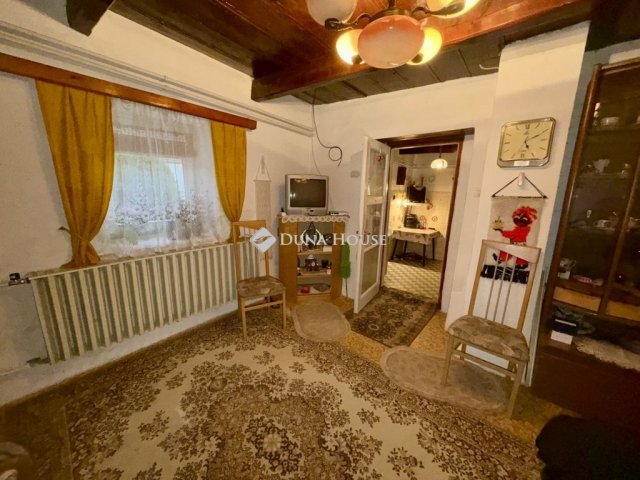 Eladó családi ház, Vértesacsán 39.99 M Ft, 2 szobás