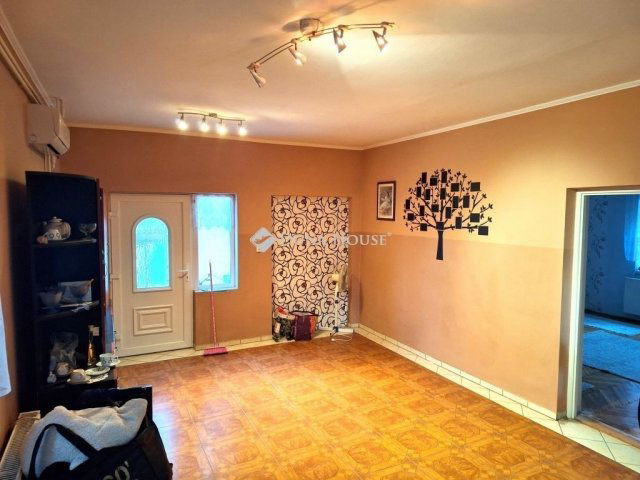 Eladó családi ház, Ászáron 59.5 M Ft, 8 szobás